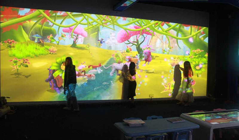 墻面投影互動涂鴉-蘇州好奇數(shù)字科技有限公司.jpg
