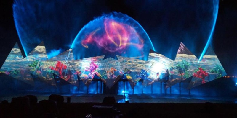 全息舞臺(tái)紗幕投影技術(shù)-蘇州好奇數(shù)字科技多媒體.jpg